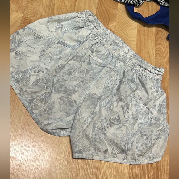 Lululemon tracker shorts size 6 (pattern gray) - Picture 2 of 4
